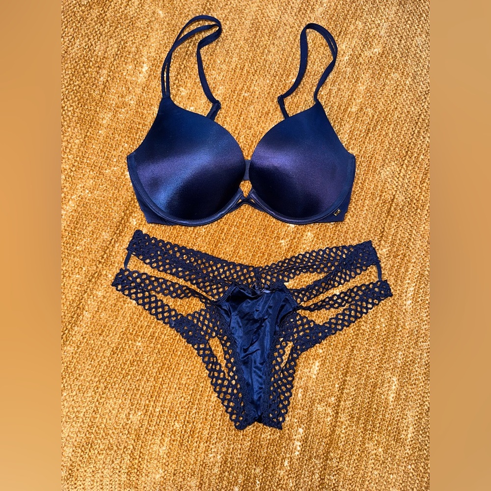 Victorias Secret Very Sexy Push-up 34C Bra and 5 panties 💙